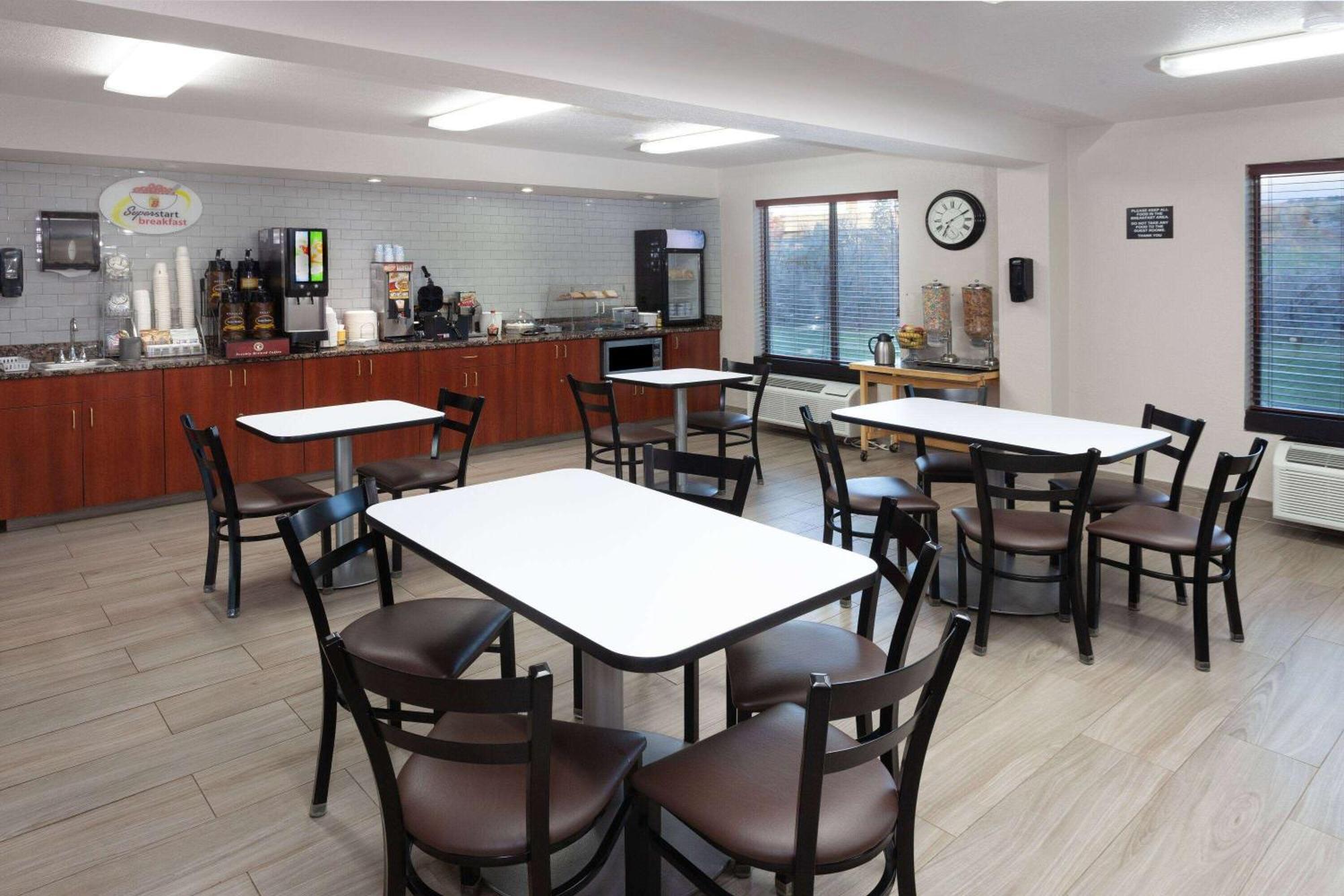 Super 8 By Wyndham Wausau Εξωτερικό φωτογραφία